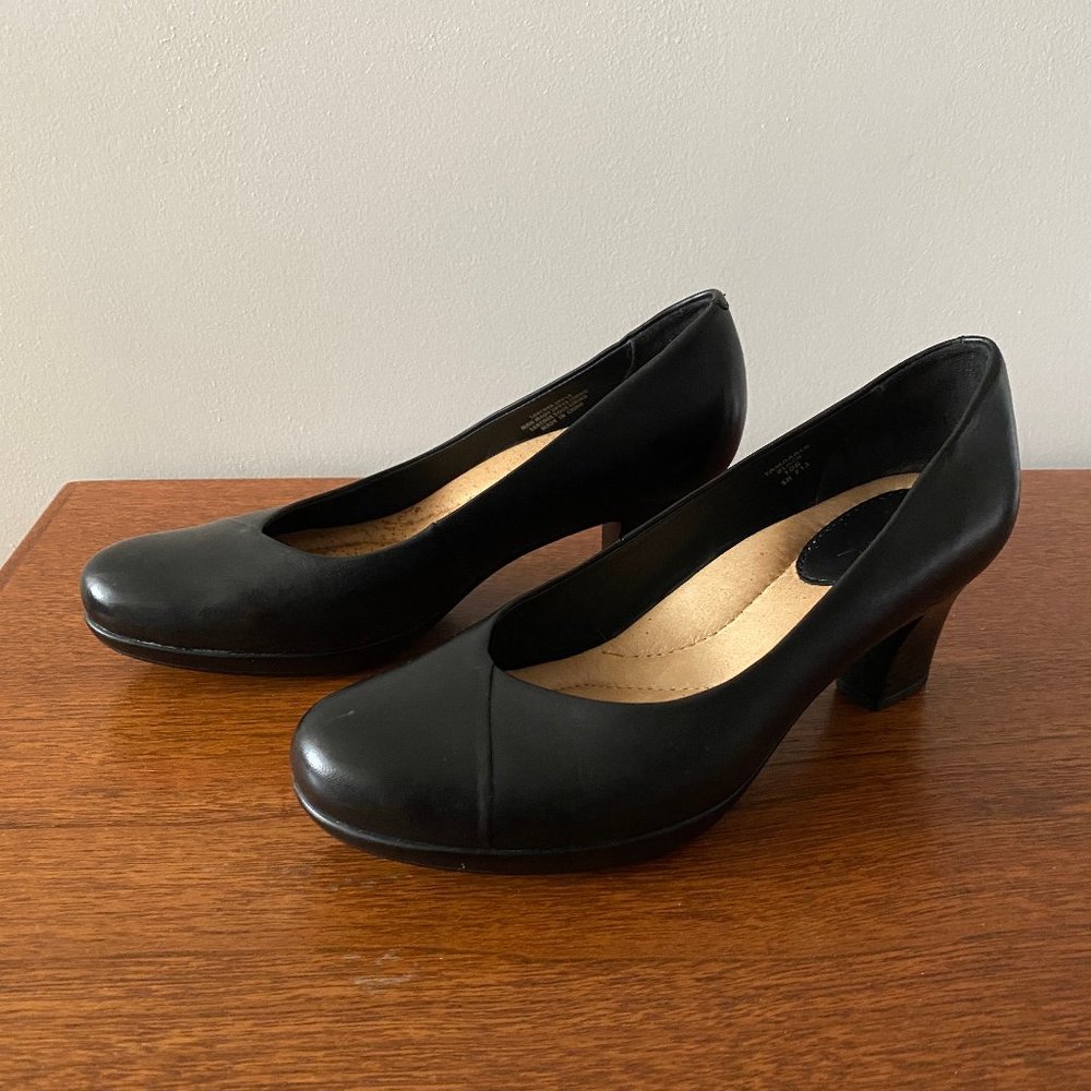 Black high heel Earth pumps